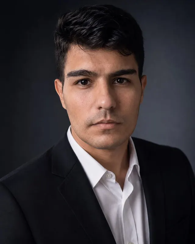Victor Alecxander, cofundador da SAMURAI Tech, de blazer preto e camisa branca