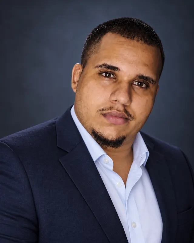 Renan Soares, fundador da SAMURAI Tech, de blazer escuro e camisa azul-clara